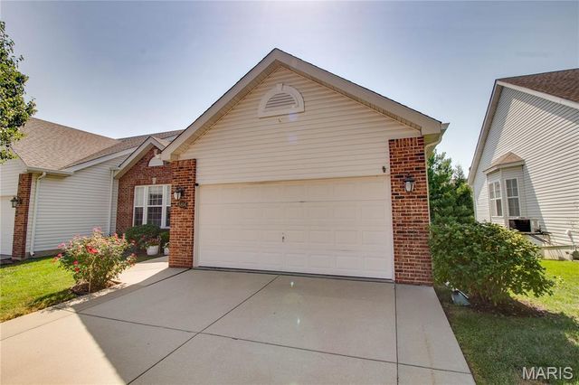 6814 Kensington Drive, Maryville, IL 62062