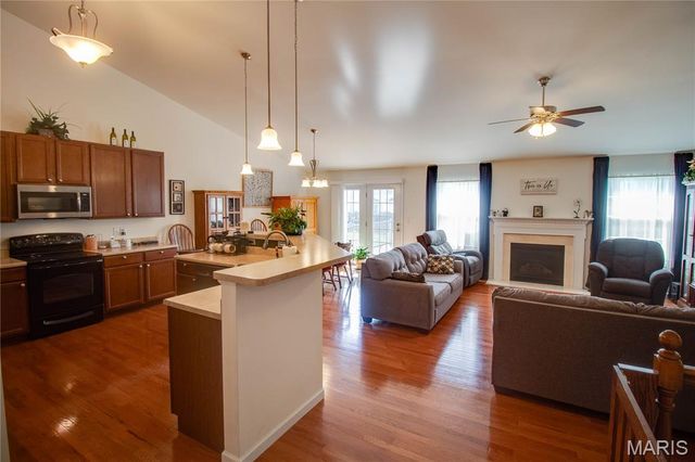 6814 Kensington Drive, Maryville, IL 62062
