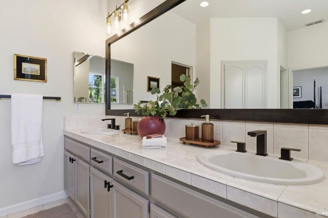 1043 Allen St, Petaluma, CA 94954