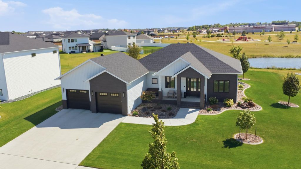 3282 47th Avenue S, Fargo, ND 58104