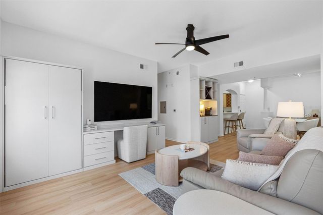 200 4TH AVENUE S 110, St Petersburg, FL 33701