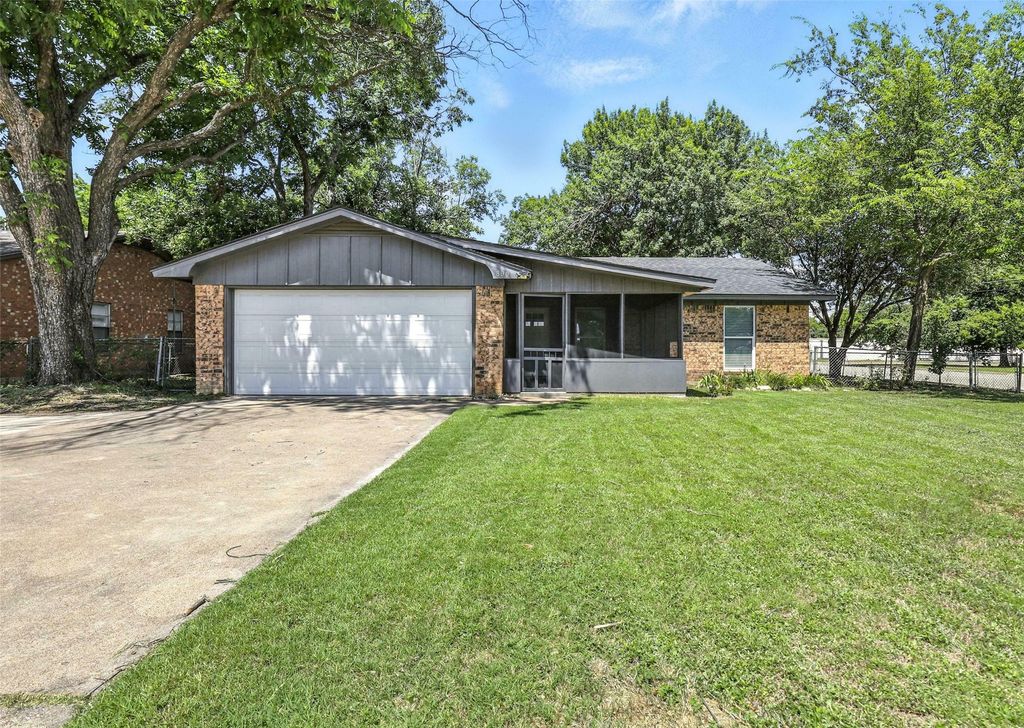 800 Madison Street, Cleburne, TX 76033