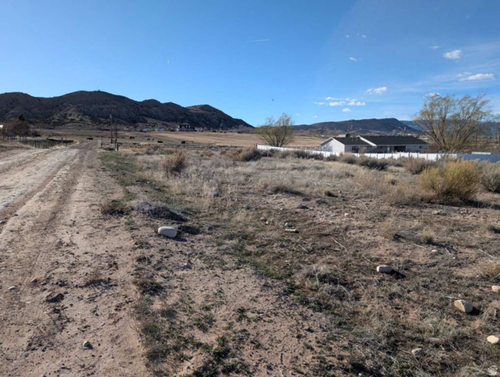 Image 3 of property listing at 3331 S 1500 W, Vernal, UT 84078