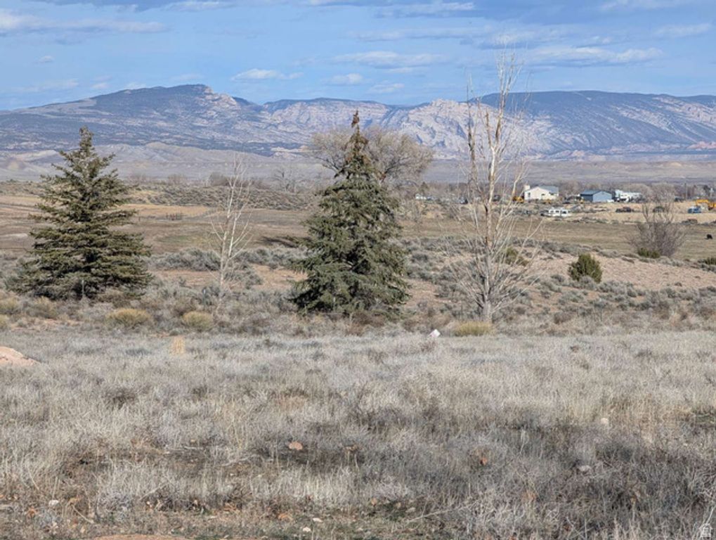 Image 5 of property listing at 3331 S 1500 W, Vernal, UT 84078