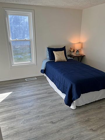 982 8th St NW, Linton, IN 47441