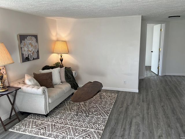 982 8th St NW, Linton, IN 47441