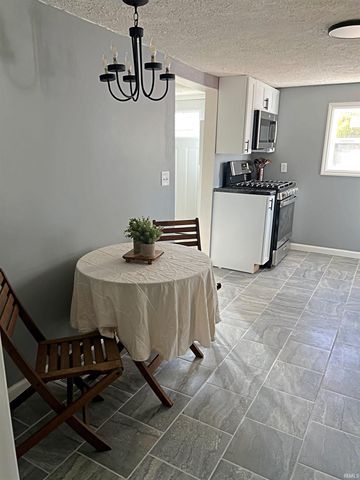 982 8th St NW, Linton, IN 47441