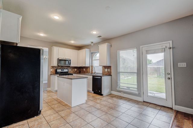 6107 Lakecrest Drive, Sachse, TX 75048