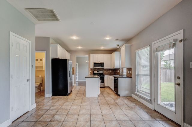 6107 Lakecrest Drive, Sachse, TX 75048