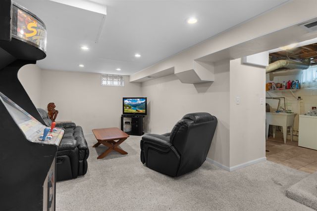 423 9th AVE SW, Minot, ND 58701