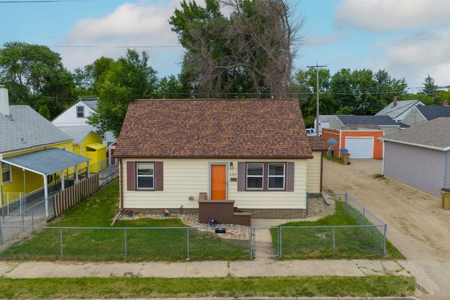 423 9th AVE SW, Minot, ND 58701
