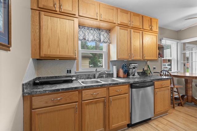 423 9th AVE SW, Minot, ND 58701