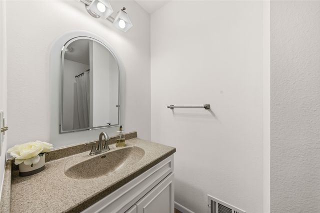 2555 Hull Avenue, Des Moines, IA 50317