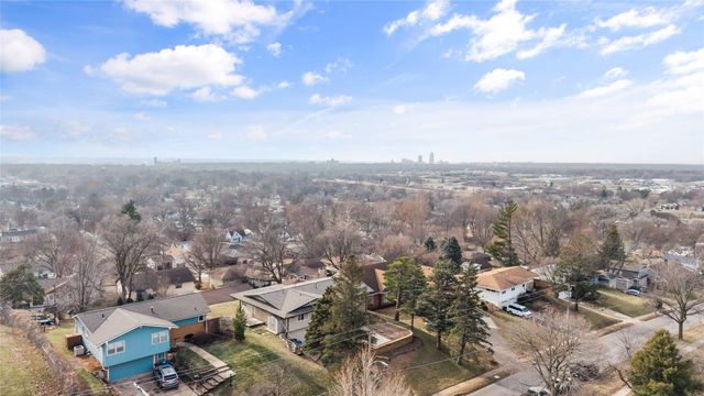 2555 Hull Avenue, Des Moines, IA 50317