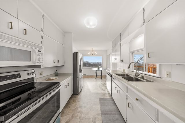 2555 Hull Avenue, Des Moines, IA 50317