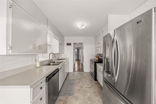 2555 Hull Avenue, Des Moines, IA 50317