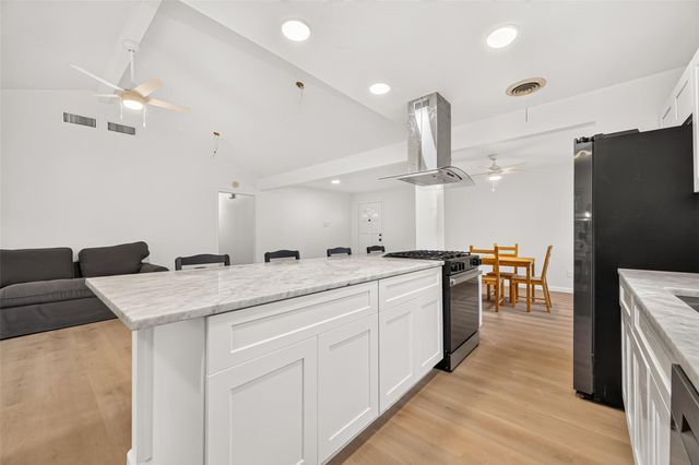 215 Crest Hill Drive, Conroe, TX 77301