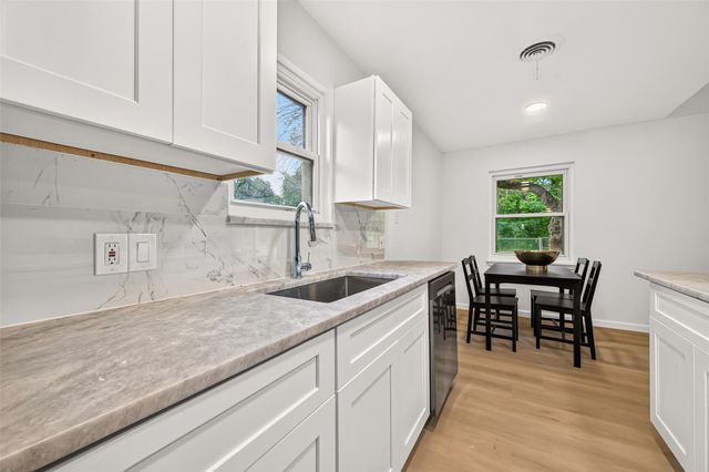 215 Crest Hill Drive, Conroe, TX 77301