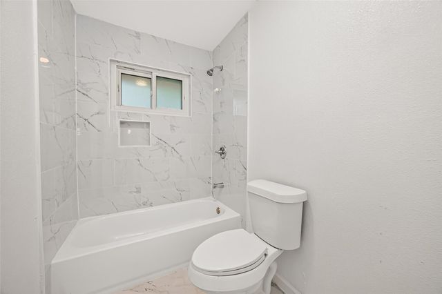 215 Crest Hill Drive, Conroe, TX 77301