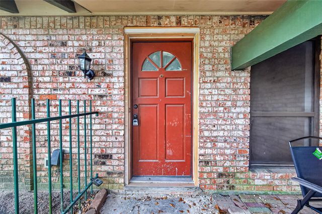 215 Crest Hill Drive, Conroe, TX 77301