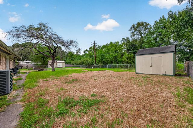 215 Crest Hill Drive, Conroe, TX 77301
