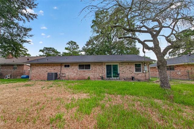 215 Crest Hill Drive, Conroe, TX 77301