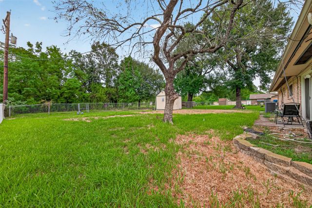 215 Crest Hill Drive, Conroe, TX 77301