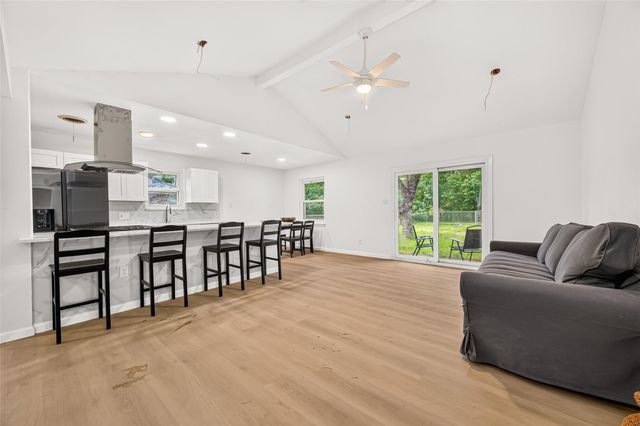 215 Crest Hill Drive, Conroe, TX 77301