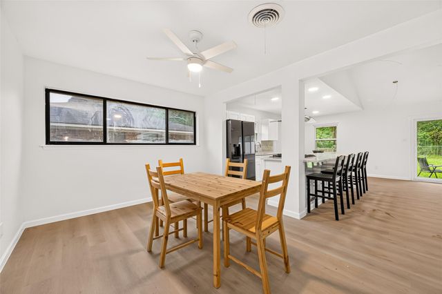 215 Crest Hill Drive, Conroe, TX 77301