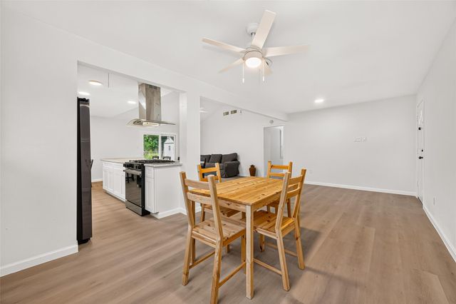 215 Crest Hill Drive, Conroe, TX 77301