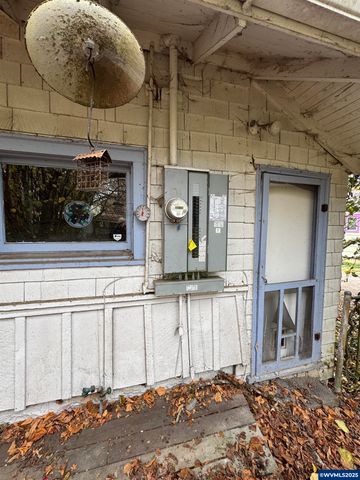 260 20th St SE, Salem, OR 97301