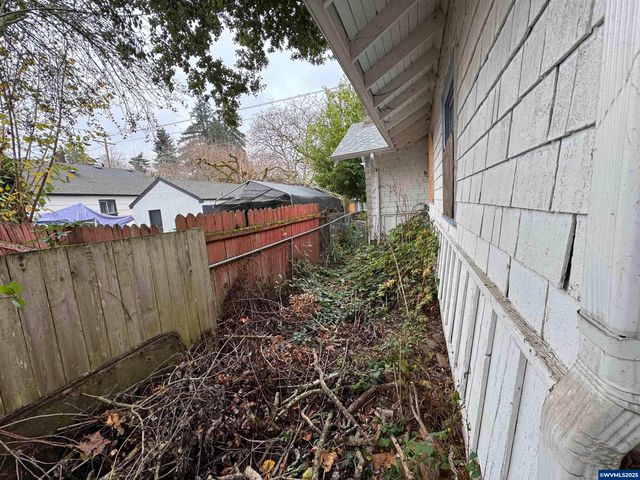 260 20th St SE, Salem, OR 97301