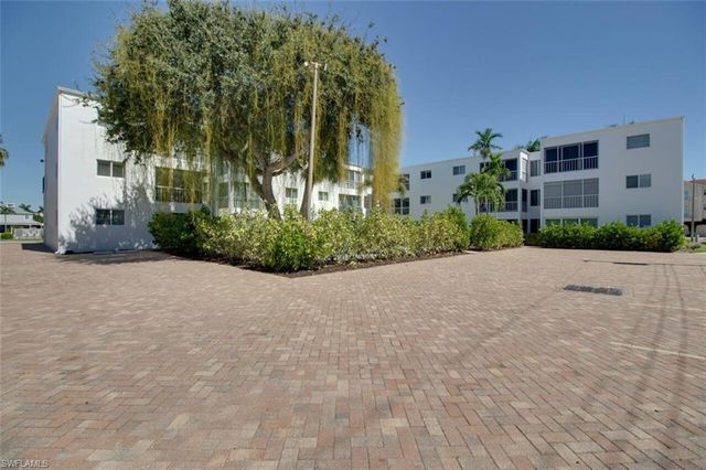 250 7th AVE S 305, Naples, FL 34102