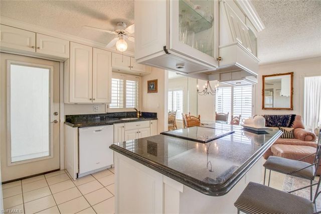 250 7th AVE S 305, Naples, FL 34102