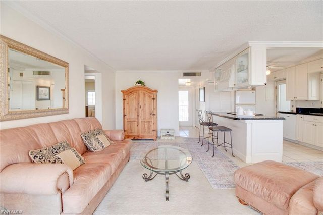 250 7th AVE S 305, Naples, FL 34102