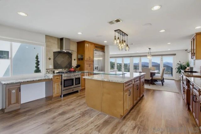 2450 Vista Lago Ter, Escondido, CA 92029