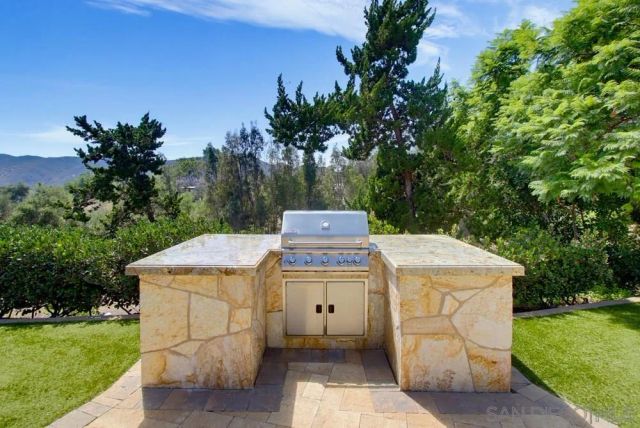 2450 Vista Lago Ter, Escondido, CA 92029