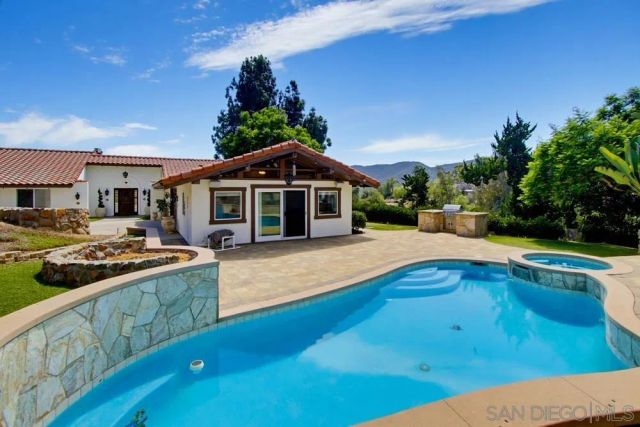 2450 Vista Lago Ter, Escondido, CA 92029