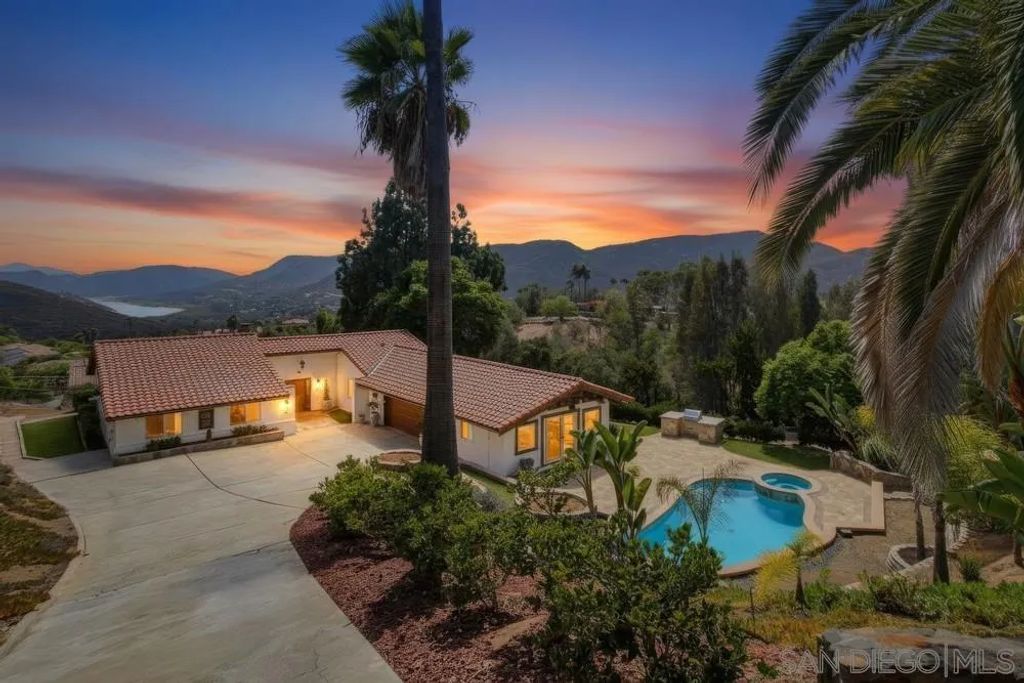 2450 Vista Lago Ter, Escondido, CA 92029