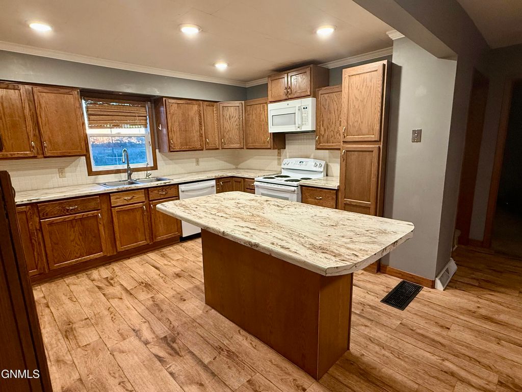 8348 112th Avenue SE, Oakes, ND 58474 photo 3