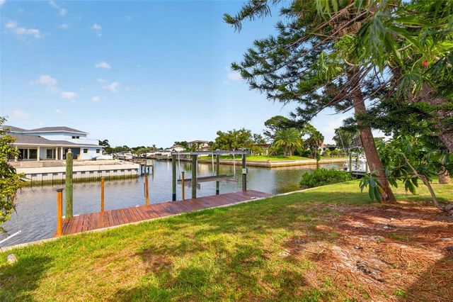 4623 BAY CREST DRIVE, Tampa, FL 33615