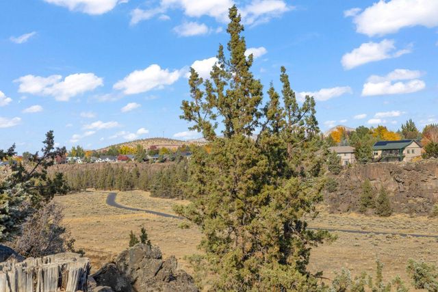 1753 NW Cliff Side Way, Redmond, OR 97756