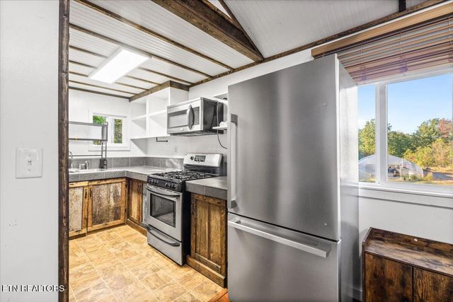 2579 Campground Rd, Sunbright, TN 37872