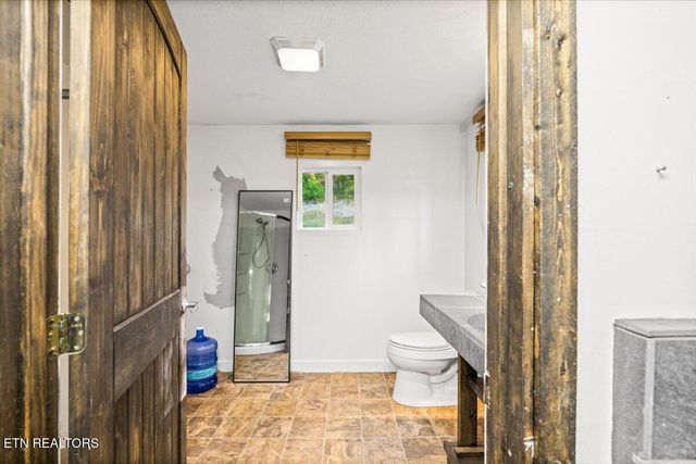 2579 Campground Rd, Sunbright, TN 37872