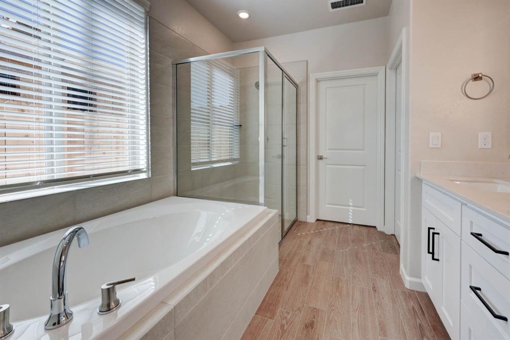 Image 13 of property listing at 2447 E O'keefe Drive, Fresno, CA 93720