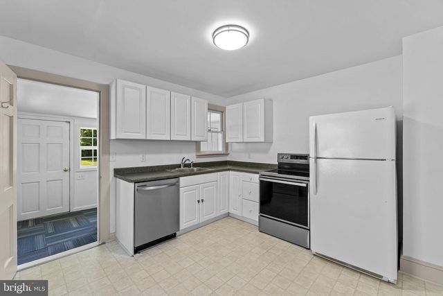 216 WALNUT ST, Berryville, VA 22611