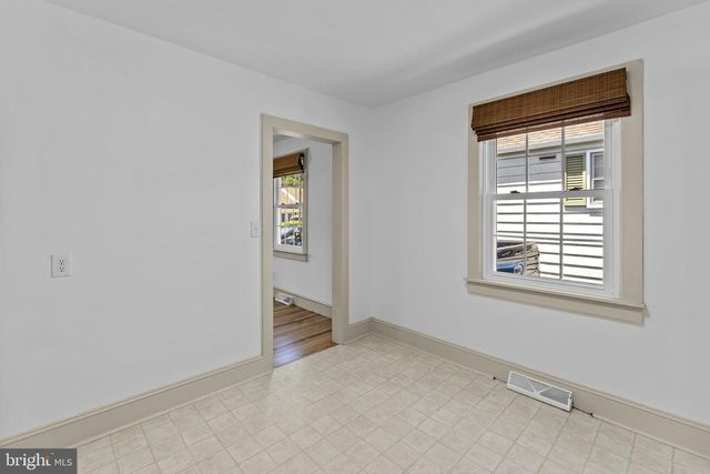 216 WALNUT ST, Berryville, VA 22611