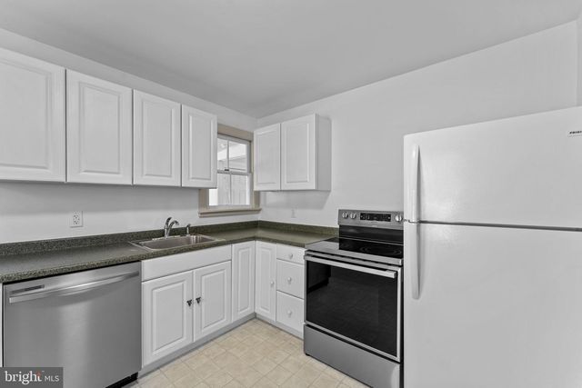 216 WALNUT ST, Berryville, VA 22611