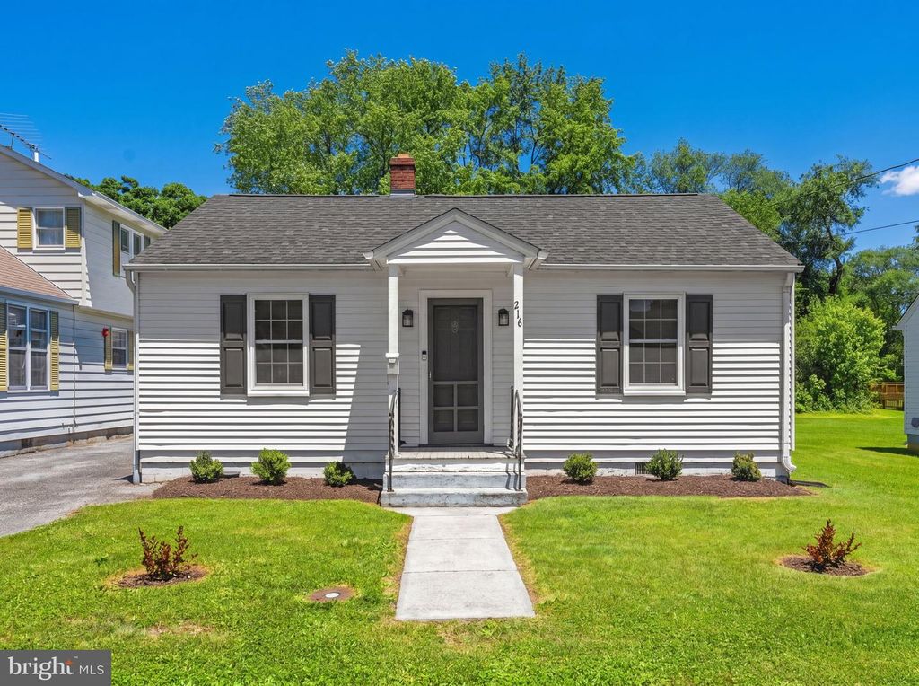 216 WALNUT ST, Berryville, VA 22611