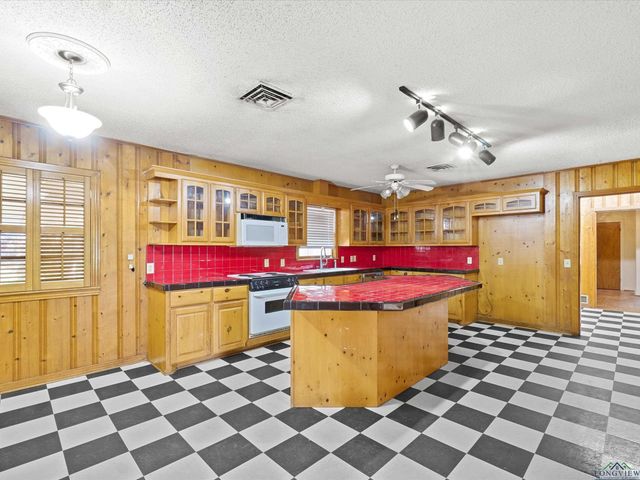 108 W 2ND STREET, Hughes Springs, TX 75656